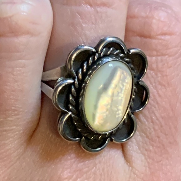 Vintage Mother of Pearl Sterling Silver Ring - Picture 2 of 8